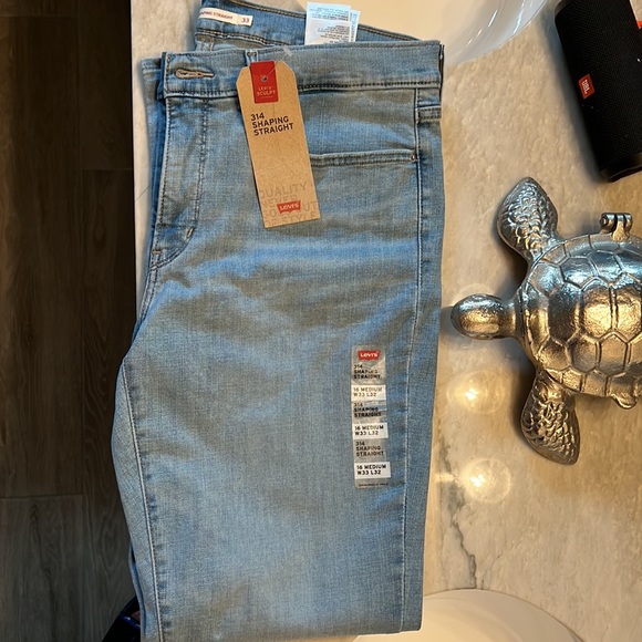 Brand new Levis size 33 - Picture 3 of 4